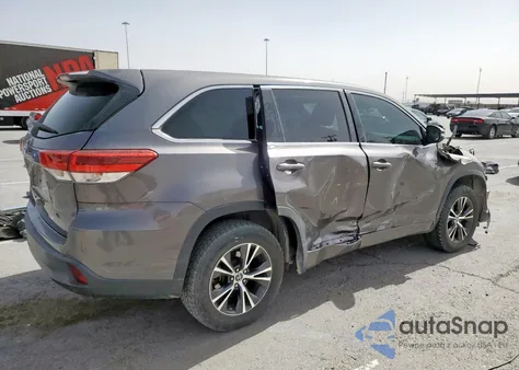 2018 Toyota Highlander Le z USA, uszkodzony, nr VIN 5TDZARFH5JS036030